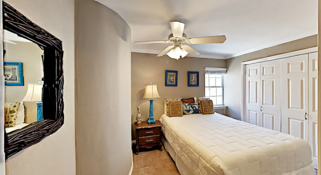 By the Beach in South Padre Island by RedAwning, Забронировать Дом для отпуска Виллы Саут-Падре-Айленд, рядом с Аквапарк Schlitterbahn Beach, Вилла