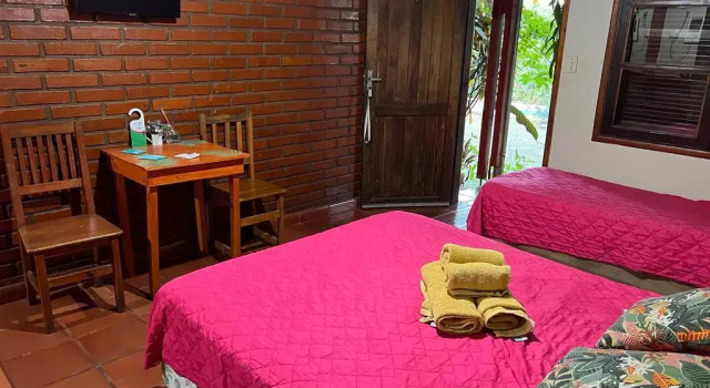 Colibrí Hostel, Забронировать Отель Отели Пуэрто-Игуасу с парковкой, рядом с Магазин беспошлинной торговли города Пуэрто-Игуасу, Парковка