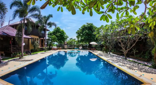 Двухместный номер Standard с видом на бассейн Home At Chan Resort