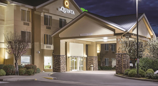 La Quinta Inn & Suites by Wyndham Central Point - Medford, 预订 酒店 梅德福 Rogue Valley