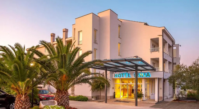 Pinia, Varaa Hotelli Hotellit Kvarner Islands uima-altaalla, Uima-allas
