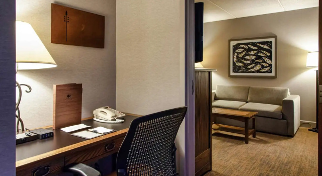 Люкс с 2 комнатами DoubleTree by Hilton Libertyville-Mundelein