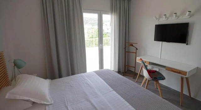 Seaside Renovated Top Floor Apartment, Забронировать Апартаменты/квартира Отели Сароникос с парковкой, Парковка