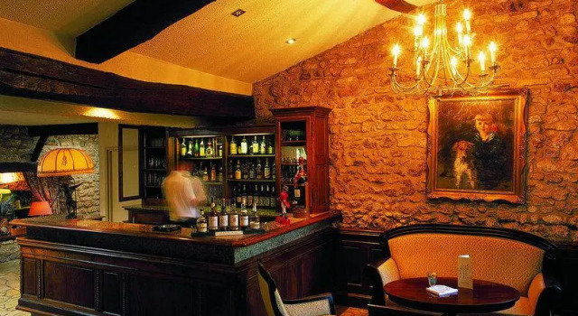 Кровать в общем номере Hotel The Originals Château de Perigny