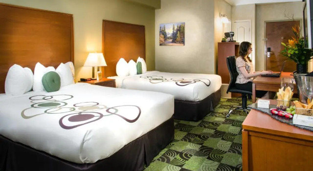 Четырёхместный номер Standard Deerfoot Inn and Casino