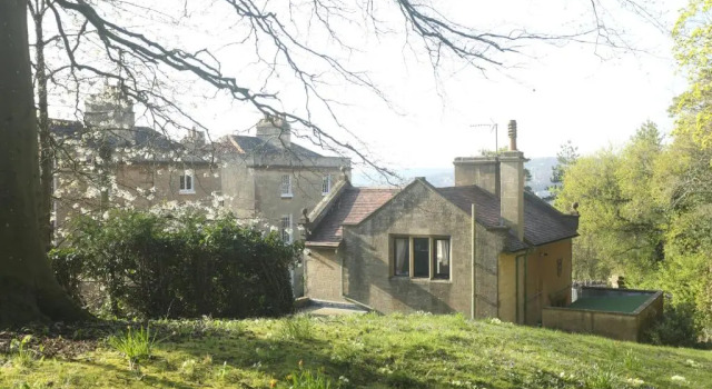 Коттедж Entire Victorian Lodge in a privately gated estate with secure parking for two cars and a newly refurbished bathroom
