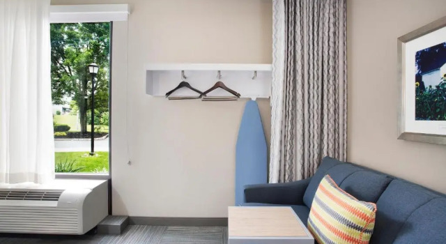 Четырёхместный номер Standard с видом на бассейн Hampton Inn Lancaster