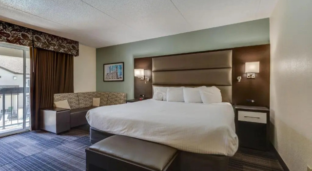 Двухместный номер Deluxe с балконом Club Hotel Nashville Inn & Suites