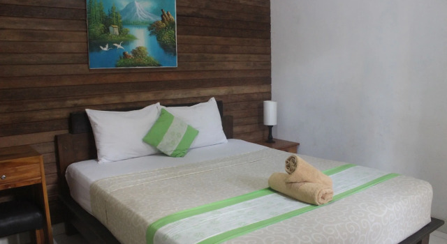 Surya Home Stay, Забронировать Гостевой дом Отели Лембонган с парковкой, рядом с Пляж Нуса Лембонган, Парковка