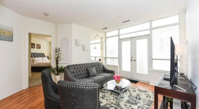 Апартаменты PlanURstay - Amazing 2BR & 2BTH - Near Square One Mall