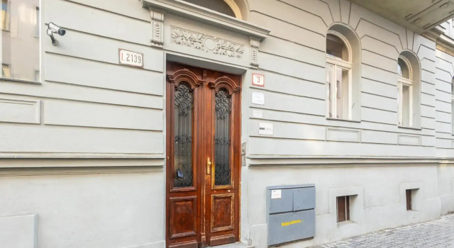 Downtown 2 rooms flat with garden and free garage parking