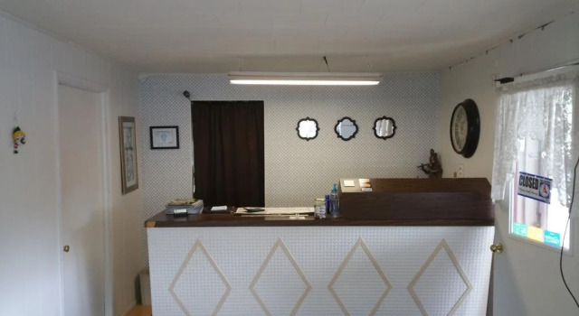Shamrock Motel, Rezerwuj Motel Haubstadt Indiana