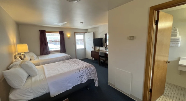 Четырёхместный номер Standard Bay Motel
