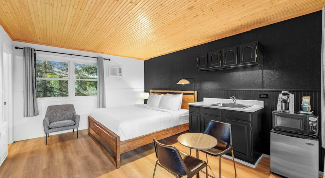 Двухместный номер Deluxe с видом на озеро Placid Bay Hotel