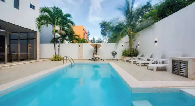 Коттедж с 3 комнатами с балконом 1 Mi to Beach: Luxe Playa Del Carmen Home w/ Pool