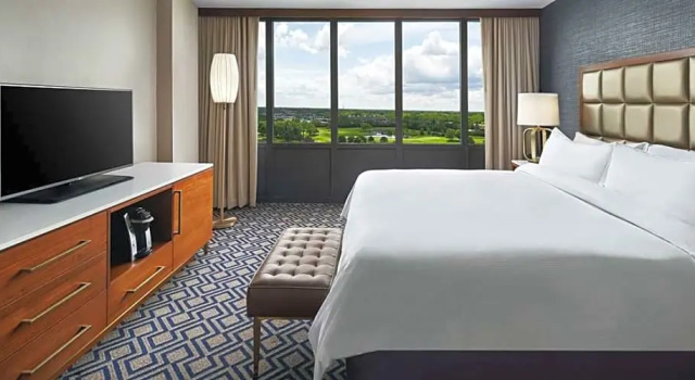 Люкс с балконом Hilton Chicago/Oak Brook Hills Resort & Conference Center