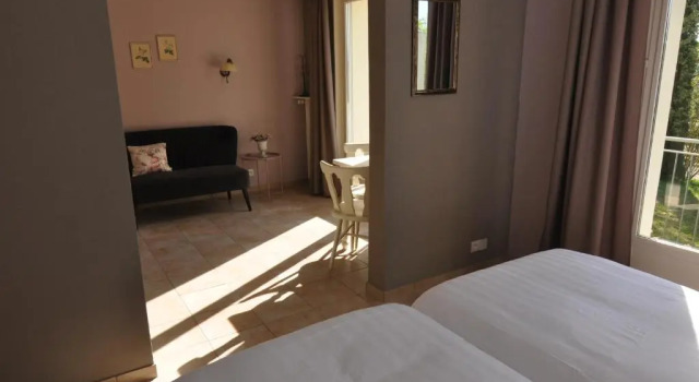 Двухместный номер Deluxe с балконом Chambres et table dhotes Vie la Vie