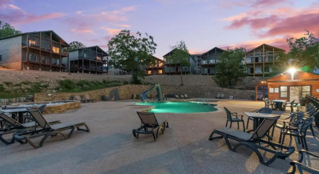Кровать в общем номере с 6 комнатами с видом на озеро Table Rock Resorts at Indian Point