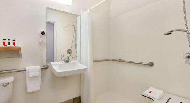 Двухместный номер Accessible Travelodge by Wyndham Yermo