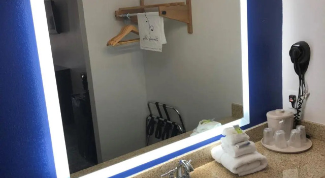 Двухместный люкс Executive Inn & Suites Joaquin