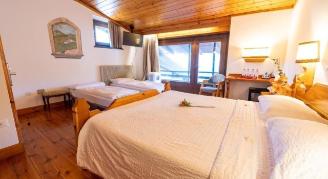 Четырёхместный номер Comfort с балконом Villaggio Hotel Aquila