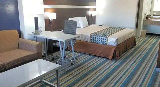 Двухместный люкс HomeBridge Inn and Suites