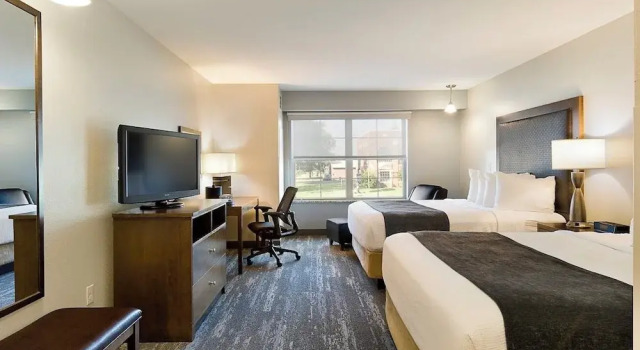 Четырёхместный номер Classic ClubHouse Hotel and Suites