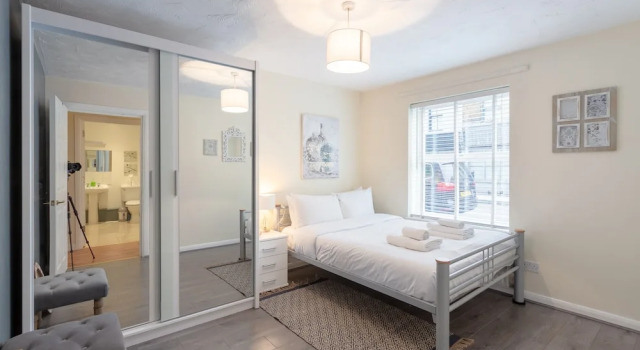 Stylish 4 Bedroom Property in East London, Забронировать Дом для отпуска Коттеджи Лондона, рядом с Бетнал Грин, Коттедж