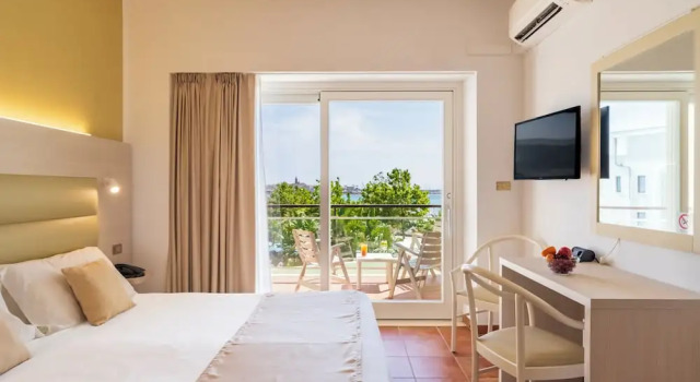 Трёхместный номер Standard с балконом Hotel Florida