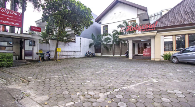 Residences by RedDoorz near Rumah Mode