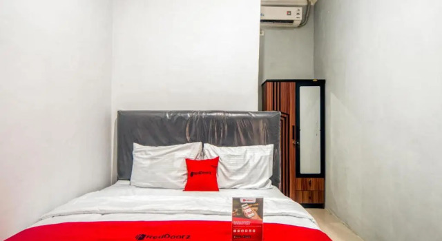 RedDoorz near Graha Cijantung Mall