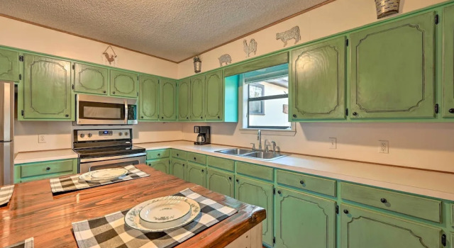 Pet-friendly 'shady Oaks' Broken Bow Gem w/ Patio!, Boek Hotel Broken Bow Oklahoma
