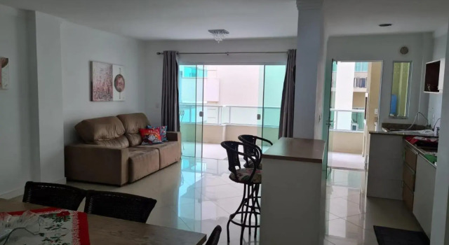 Amplo e aconchegante apartamento com 3 quartos a 50m da praia de Bombas