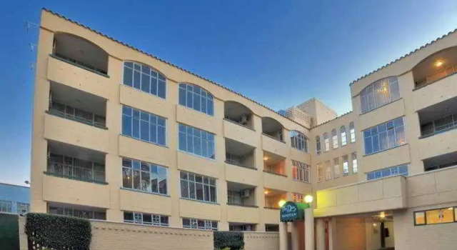 Don Sandton I, Boek Hotel Sandton 