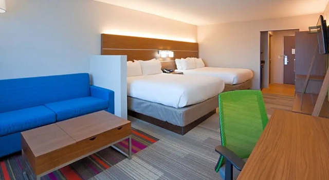 Четырёхместный люкс Ramada by Wyndham Minneapolis Golden Valley