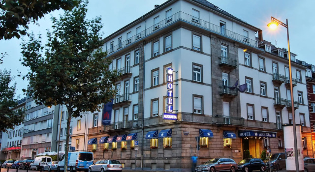 Кровать в общем номере Tante ALMAs Mannheimer Hotel