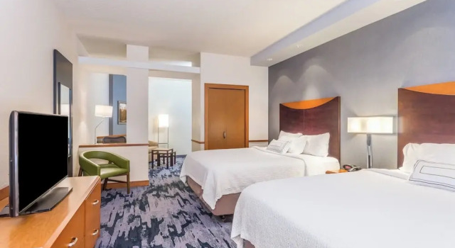 Люкс Fairfield Inn and Suites by Marriott Madison East