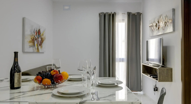 Chic 2BR Penthouse Steps From the Promenade, Prenota Appartamento Appartamenti a Malta, Appartamento