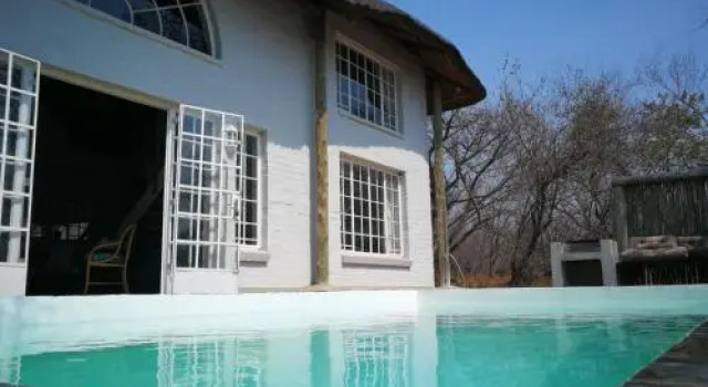 Kruger River Villas - Hyena House, Забронировать Вилла Отели Барбертон с бассейном, Бассейн