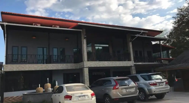 Sut Jai House, Забронировать Отель Отели Центрального Таиланда с парковкой, Парковка