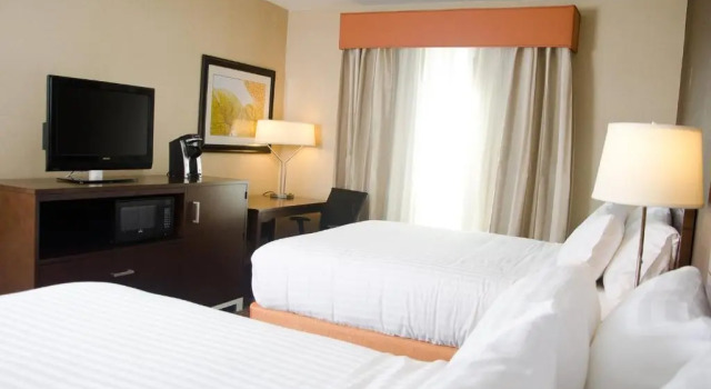 Четырёхместный номер Standard Holiday Inn Express Hotel & Suites Watertown - Thousand Islands by IHG