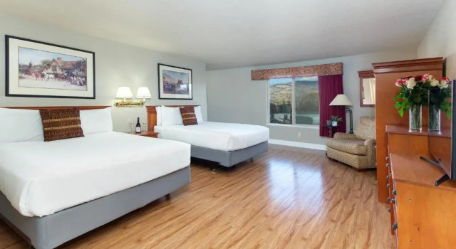 Четырёхместный номер Standard Stratford Inn