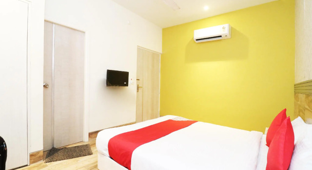 OYO 41911 Hotel White Square, Забронировать Отель Рампур штат Уттар-Прадеш