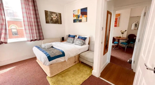 Коттедж 4 bedroomed maisonette in City Centre, near Barbican & Seafront