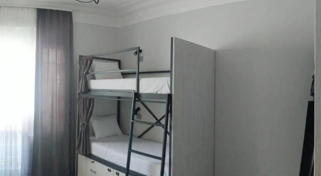 Кровать в общем номере Up Apartments