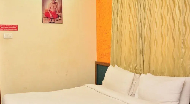 Hotel Sai Sahavas, Varaa Hotelli Hotellit New Delhi uima-altaalla, Uima-allas