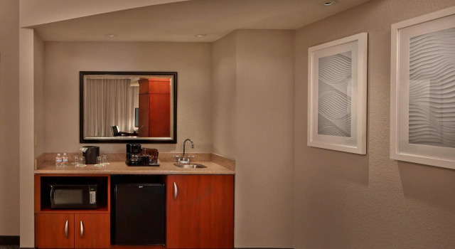 Двухместный люкс с 2 комнатами Courtyard by Marriott St. Petersburg Downtown