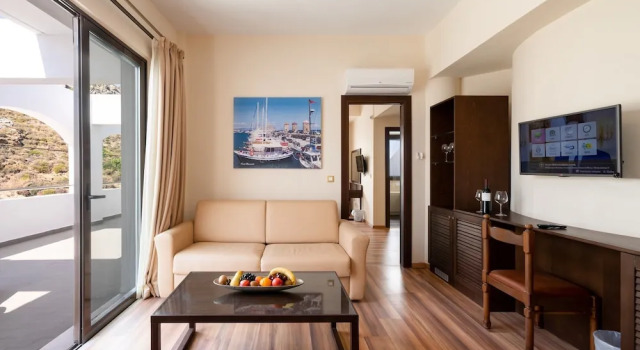 Четырёхместный люкс Deluxe Ladiko Suites - Faliraki