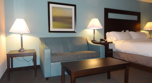 Двухместный люкс Holiday Inn Express Hotel Kansas City - Bonner Springs by IHG