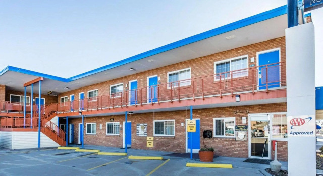Кровать в общем номере Rodeway Inn Elko Downtown Area